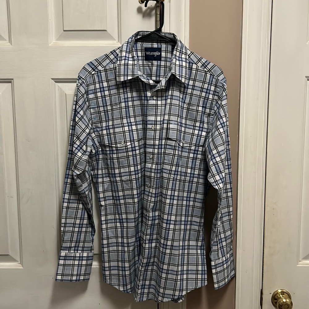 Brand new never worn Wrangler snap down shirt size medium